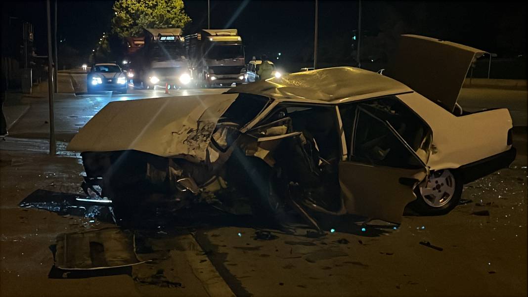 Konya'da otomobiller çarpıştı! Kağıt gibi ezildi: 5 yaralı 4